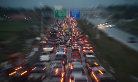 Ribuan kendaraan terjebak kemacetan sepanjang 38 Km dari Km 169 Ruas Jalan Tol Cipali hingga Km 207 ruas Jalan Tol Palikanci, Jawa Barat, Rabu (15/7).