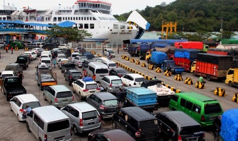 Ribuan kendaraan yang akan menyeberang ke Sumatera memadati Dermaga IV Pelabuhan Merak saat terjadi ombak besar dan angin kencang, Jumat (1/12). Rute penyeberangan Jawa-Sumatera di Selat Sunda terdampak Siklon Tropis Dahlia.