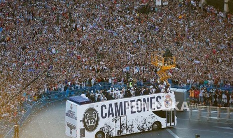 Ribuan Madridista menyemut di Cibeles Square Madrid merayakan kemenangan ke-12 Real Madrid di ajang Liga Champions Eropa. 