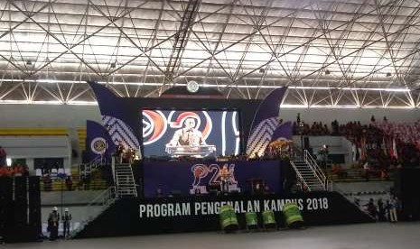 Ribuan mahasiswa baru mengikuti Program Pengenalan Kampus (P2K) di GOR Amongraga Universitas Ahmad Dahlan (UAD), Yogyakarta.