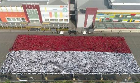 Ribuan mahasiswa baru UBSI berhasil membentuk formasi 3D pola bendera merah putih.