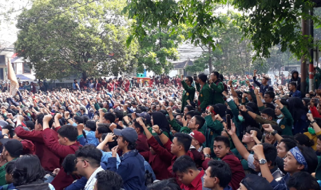 Ribuan mahasiswa dari berbagai Perguran Tinggi Negeri (PTN) dan Peguruan Tinggi Swasta (PTS) se-Bandung Raya menggelar aksi unjuk rasa di Halaman Gedung DPRD Jabar, Senin (23/9). Massa menolak RUU KPK, RUU KUHP dan RUU PAS.