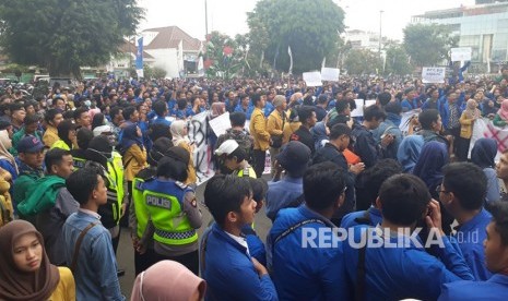 Ribuan mahasiswa dari lima perguruan tinggi di Purwokerto menggelar aksi  unjuk rasa di Alun-alun Purwokerto, Senin (23/9).