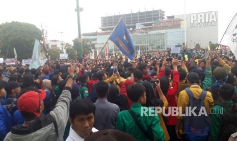 Ribuan mahasiswa dari lima perguruan tinggi di Purwokerto menggelar aksi  unjuk rasa di Alun-alun Purwokerto, Senin (23/9).