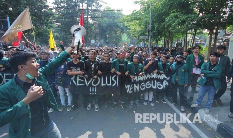 Ribuan mahasiswa dari Perguran Tinggi Negeri (PTN) dan Peguruan Tinggi Swasta (PTS) se Bandung Raya menggelar aksi menolak sejumlah Rancangan Undang-undang (RUU), di Halaman Gedung DPRD Jabar, Jalan Diponegoro, Kota Bandung, Senin (23/9).