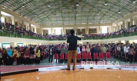 Ribuan mahasiswa IAIN Bukittinggi menggelar aksi di kampusnya. Mereka menolak adanya intervensi pihak luar terkait polemik larangan cadar. DEMA IAIN Bukittinggi juga meminta media massa memberitakan polemik ini secara obyektif, tanpa menyudutkan pihak kampus. 