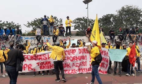 Ribuan mahasiswa kembali berdemonstrasi di depan Gedung DPR/MPR RI, Senayan, Jakarta, Selasa (24/9).