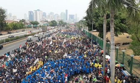 Ribuan mahasiswa kembali berdemonstrasi di depan Gedung DPR/MPR RI, Senayan, Jakarta, Selasa (24/9).