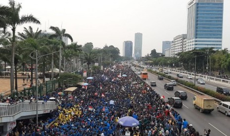 Ribuan mahasiswa kembali berdemonstrasi di depan Gedung DPR/MPR RI, Senayan, Jakarta, Selasa (24/9).