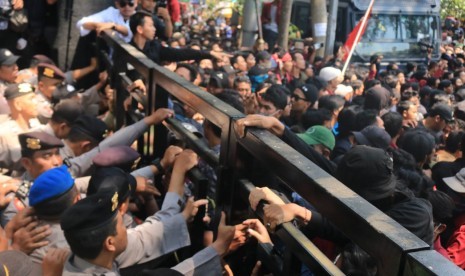 Ribuan mahasiswa Malang kembali melakukan aksi demonstrasi di Depan Gedung DPRD dan Balai Kota Malang, Selasa (24/9). 