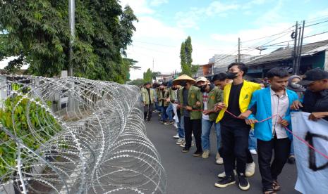 Ribuan mahasiswa melakukan aksi di Gedung DPRD Kota Tasikmalaya, Senin (11/4/2022).