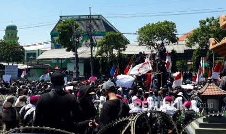 Ribuan mahasiswa yang merupakan gabungan dari Badan Eksekutif Mahasiswa (BEM) se-Surabaya menggelar aksi bertajuk 'Surabaya Menggugat' di depan gedung DPRD Jatim, Jalan Indrapura, Surabaya, Kamis (26/9).