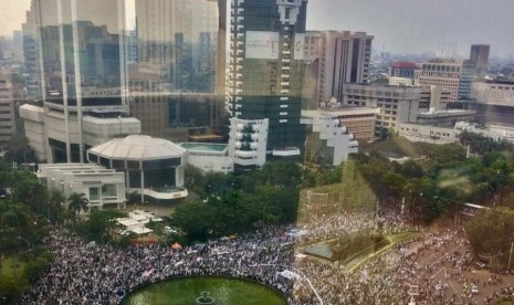 Ribuan masa terlibat dalam demontrasi pembakaran bendera tauhid di Kawasan Bundaran Bank Indonesia Jakarta (2/11).