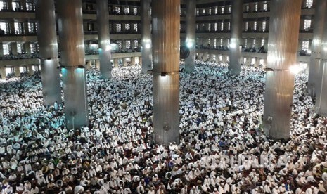 Ribuan massa aksi 313 melaksanakan Shalat Jumat bersama di Masjid Istiqlal, Jakarta, Jumat (31/3).