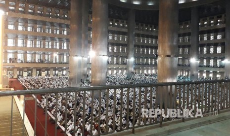 Ribuan massa aksi 313 melaksanakan shalat Jumat bersama di Masjid Istiqlal, Jakarta, Jumat (31/3).