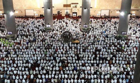 Ribuan massa aksi 313 melaksanakan Shalat Jumat bersama di Masjid Istiqlal, Jakarta, Jumat (31/3).