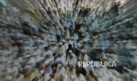 Ribuan massa aksi bersiap untuk melaksanakan Shalat Jumat bersama di Masjid Istiqlal, Jakarta, Jumat (31/3).