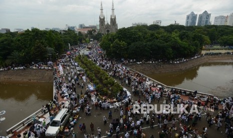 Ribuan massa aksi bersiap untuk melaksanakan shalat Jumat bersama di Masjid Istiqlal, Jakarta, Jumat (31/3).