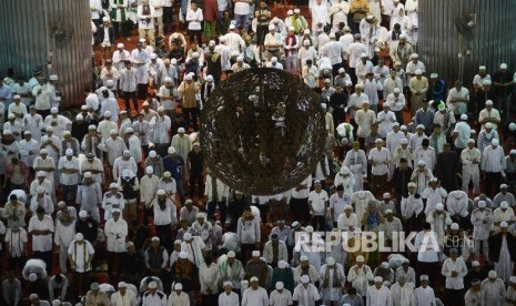 Ribuan massa aksi melaksanakan Shalat Jumat bersama di Masjid Istiqlal, Jakarta, Jumat (31/3).