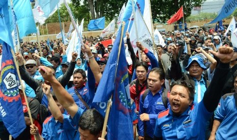 Ribuan massa dari berbagai Aliansi Buruh Jabar, menggelar aksi demo di halaman Gedung Sate, Jl Diponegoro, Kota Bandung.