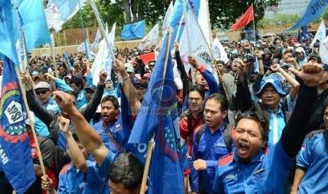 Ribuan massa dari berbagai Aliansi Buruh Jabar, menggelar aksi demo di halaman Gedung Sate, Jl Diponegoro, Kota Bandung, Selasa (20/10). 