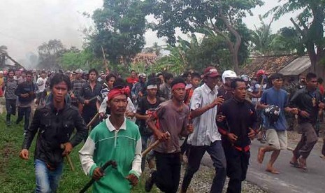   Ribuan massa dari Kecamatan Kalianda membawa senjata tajam saat menyerang Desa Sidoreno Kecamatan Waypanji, Lampung Selatan, Ahad (28/10).