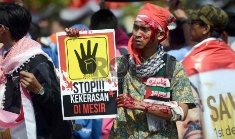   Ribuan massa dari Komite Nasional Untuk Kemanusiaan dan Demokrasi Mesir (KNKDM) bersama seluruh elemen masyarakat menggelar aksi damai mengutuk pembantaian warga sipil di Mesir di kawasan Bundaran HI, Jakarta, Senin (19/8). (Republika/Agung Supriyanto)