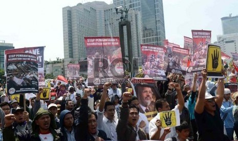   Ribuan massa dari Komite Nasional Untuk Kemanusiaan dan Demokrasi Mesir (KNKDM) bersama seluruh elemen masyarakat menggelar aksi damai mengutuk pembantaian warga sipil di Mesir di kawasan Bundaran HI, Jakarta, Senin (19/8). (Republika/Agung Supriyanto)