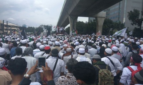 Ribuan massa FPI berunjuk rasa di depan Mabes Polri, Jakarta, Senin (16/1). Massa membubarkan diri dengan tertib sekitar pukul 13.00 WIB.