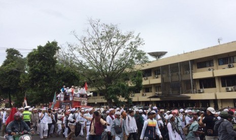 Thousands of mass had a demonstration in front of National Police headquarter, Jakarta, on Monday (1/16).