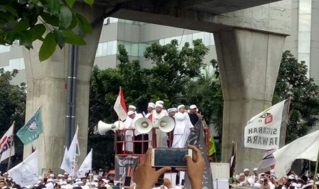 Ribuan massa FPI berunjuk rasa di depan Mabes Polri, Jakarta, Senin (16/1).