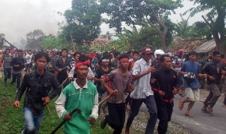 Ribuan massa gabungan dari Kecamatan Kalianda membawa senjata tajam saat menyerang Desa Sidoreno Kecamatan Waypanji, Lampung Selatan, Ahad (28/10) lalu.