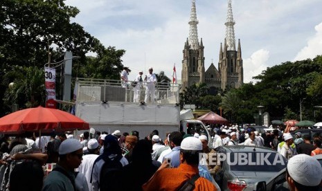 Ribuan massa GNPF MUI di Masjid Istiqlal berangkat ke Pengadilan Negeri Jakarta Utara untuk melakukan aksi simpatik, Jumat (28/4).