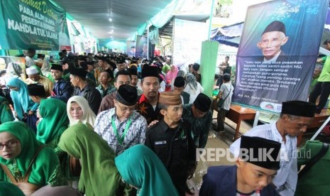 Ribuan massa hadir di acara Munas dan Kombes NU di Pesantren Miftahul Huda Al Azhar, Banjar, Jawa Barat, Rabu, (27/2).