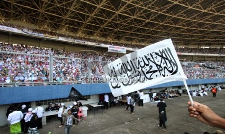 Ribuan massa Hizbut Tahrir Indonesia (HTI) mengikuti puncak acara Muktamar Khilafah 2013 di Stadion Gelora Bung Karno, Jakarta, Ahad (2/6).  (Republika/Adhi Wicaksono)