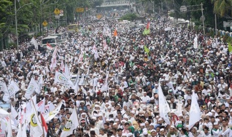 Ribuan massa Kelompok Bela Islam berunjukrasa memprotes tindakan penistaan agama oleh Gubernur DKI Basuki Tjahaja Puranama di depan Balai Kota DKI, Jumat (14/10).