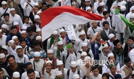 Ribuan massa Kelompok Bela Islam berunjukrasa memprotes tindakan penistaan agama oleh Gubernur DKI Basuki Tjahaja Puranama di depan Balai Kota DKI, Jumat (14/10).