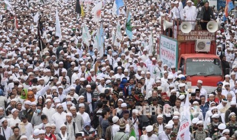 Ribuan massa Kelompok Bela Islam berunjukrasa memprotes tindakan penistaan agama oleh Gubernur DKI Basuki Tjahaja Puranama di depan Balai Kota DKI, Jumat (14/10).