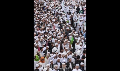 Ribuan massa Kelompok Bela Islam berunjukrasa memprotes tindakan penistaan agama oleh Gubernur DKI Basuki Tjahaja Puranama di depan Balai Kota DKI, Jumat (14/10).