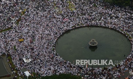 Ribuan massa melakukan aksi di bundaran Patung Kuda, Jakarta, Jumat (31/3). 