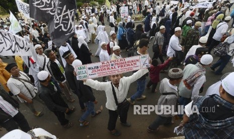 Ribuan massa melakukan aksi di depan Mabes Polri, Jakarta, Senin (16/1). 