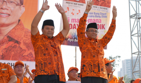 Ribuan massa menghadiri kampanye terbuka pasanga Cagub-cawagub DKI Jakarta Hidayat Nur Wahid-Didik J Rachbini di Stadion Soemantri Brodjonegoro Kuningan, Jakarta, Minggu (1/7).