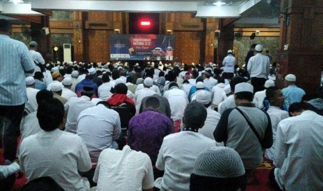 Ribuan massa mengikuti shalat Subuh berjamaah di Masjid Balaikota Depok, Jawa Barat.