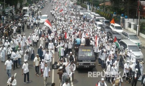 Ribuan massa pengunjuk rasa bergerak dari berbagai arah menuju titik kumpul massa. 