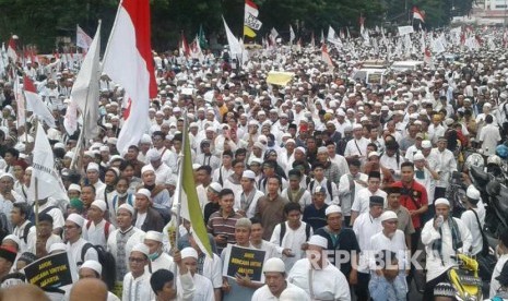 Lautan massa pengunjuk rasa bergerak menuju istana dari arah Patung Tani. (Republika/Tahta Aidilla )