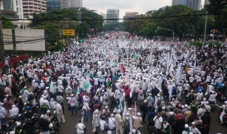 Ribuan massa unjuk rasa terkait pernyataan Gubernur DKI Jakarta, Basuki 'Ahok' Tjahaja Purnama soal surah Al Maidah ayat 51 bergerak dari Masjid Istiqlal ke Balai Kota DKI, Jumat (14/10).