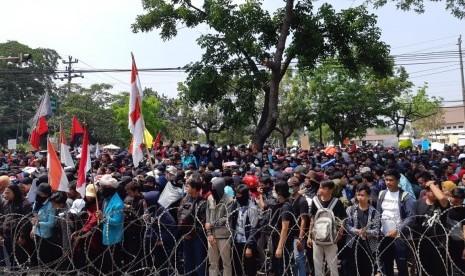 Ribuan massa yang terdiri dari mahasiswa dari berbagai perguruan tinggi di wilayah eks Karesidenan Surakarta dan elemen masyarakat melakukan aksi demonstrasi di depan Gedung DPRD Kota Solo, Selasa (24/9) siang. Mereka menuntut pembatalan UU KPK, RUU KUHP, RUU Agraria serta penuntasan masalah kebakaran hutan.