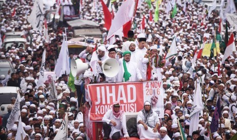 Ribuan massa yang tergabung dalam Gerakan Nasional Pengawal Fatwa MUI (GNPF MUI) melakukan unjuk rasa di Jakarta, Jumat (4/11).