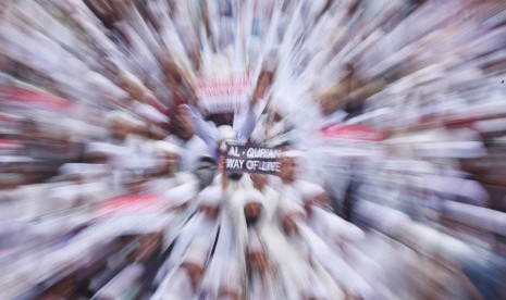 Ribuan massa yang tergabung dalam Gerakan Nasional Pengawal Fatwa MUI (GNPF MUI) melakukan unjuk rasa di Jakarta, Jumat (4/11).