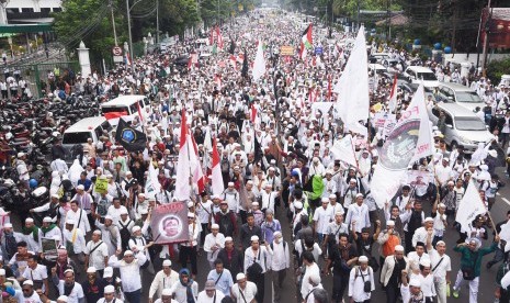 Ribuan massa yang tergabung dalam Gerakan Nasional Pengawal Fatwa MUI (GNPF MUI) melakukan unjuk rasa di Jakarta, Jumat (4/11). 